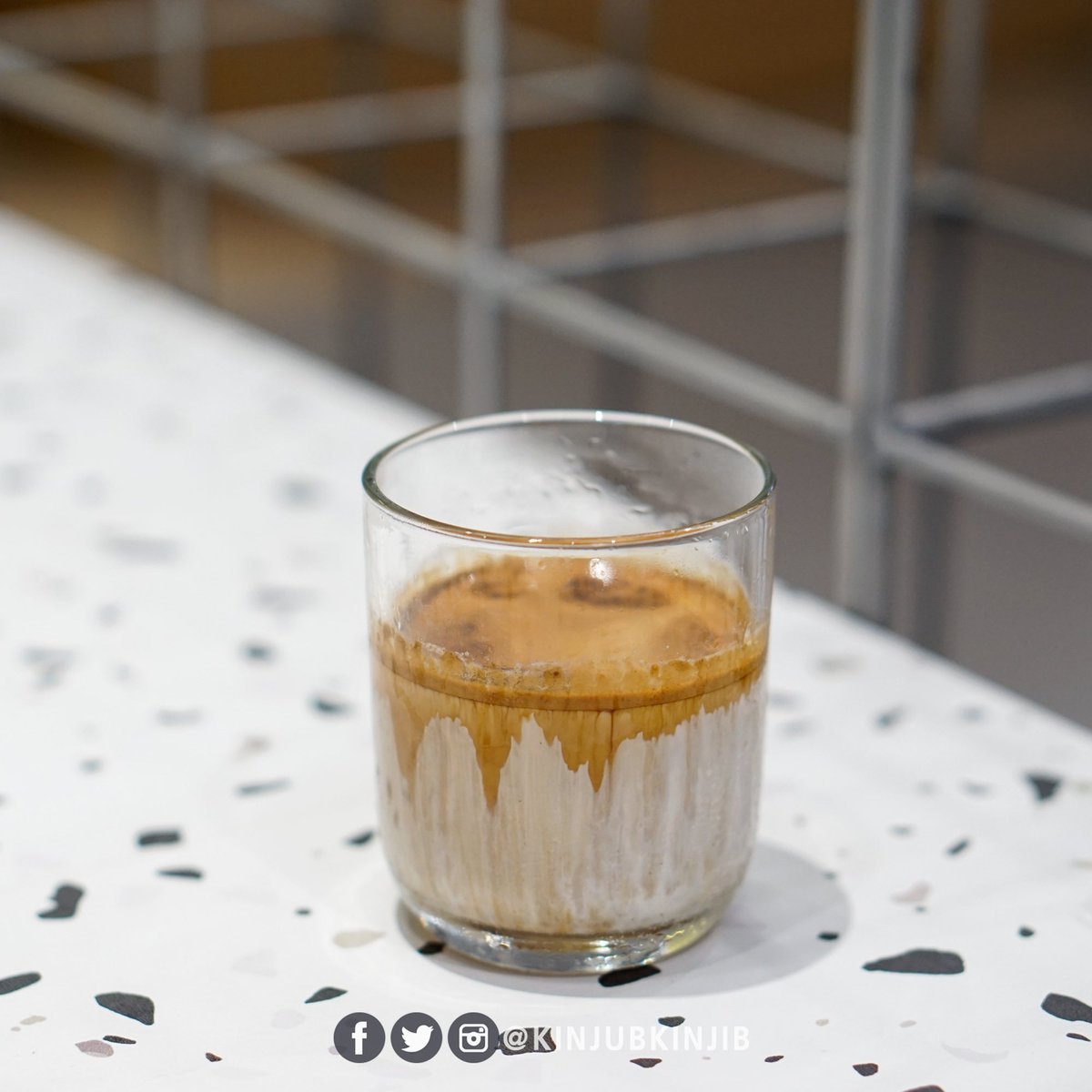 kinjubkinjib's tweet photo. ✨คอกาแฟไม่ควรพลาด Cafe Baga ร้านกาแฟ Specialty เปิดใหม่ใน Central World เป็นร้านเคาน์เตอร์บาร์แบบเปิด มีเมล็ดกาแฟให้เลือกเยอะมาก เราวาร์ปไปนั่งแว่บเดียว ลองเป็น dirty กับ black orange กาแฟดีย์ชอบมาก นานๆจะมีร้านกาแฟ Specialty แบบนี้มาเปิดในห้าง แนะนำๆ
@aroii #รีวิวคาเฟ่ https://t.co/IG4TefzlB6