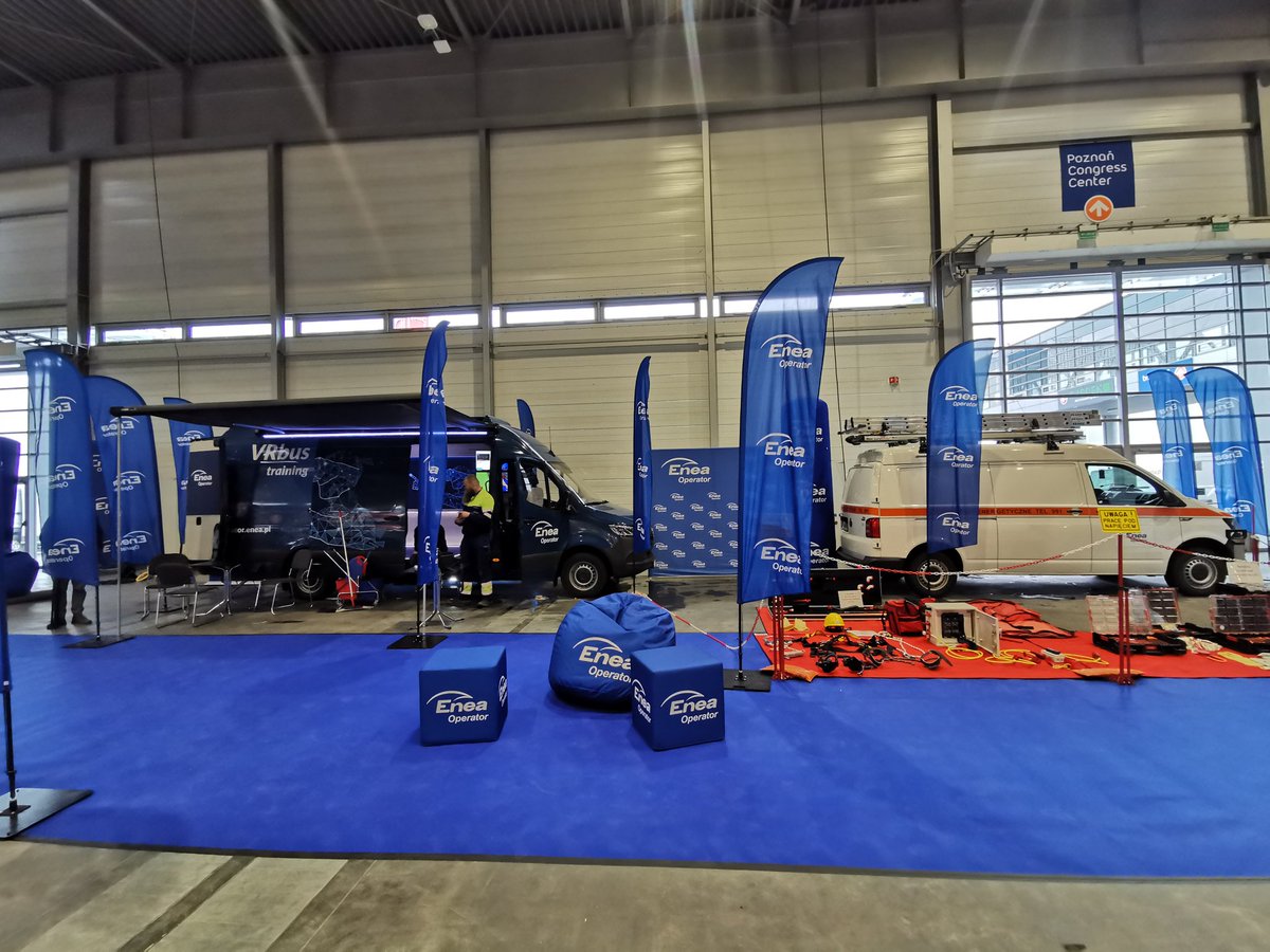 StarzynskiP's tweet photo. Dzisiaj trwały ostatnie przygotowania do Tagów Edukacyjnych, gdzie #EneaOperator zaprezentuje auto brygady pogotowia wraz z całym osprzętem oraz #busvr, w którym przeprowadzane są szkolenia na wirtualnych obiektach energetycznych.  Przyjdź, zobacz i poczuj świat energetyki ⚡ https://t.co/g6F7pBGHh1
