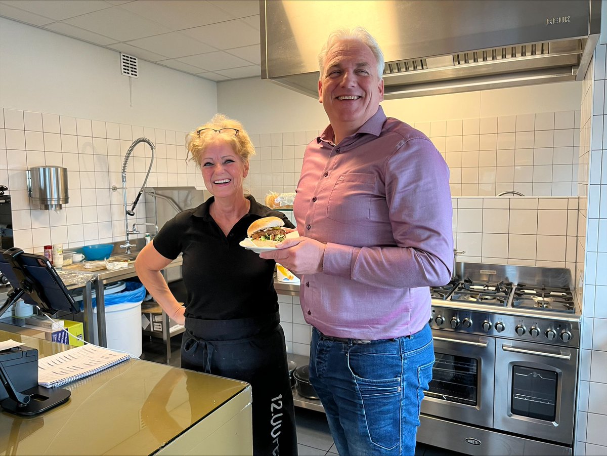 Ook wij doen mee aan de Nationale Week Zonder Vlees. 

Onze collega Gina verzorgt daarom de hele week, elke dag, een heerlijke vegetarische lunch: vandaag staat de veggieburger in op het menu. 

Ook onze directeur <a href="/GielMJ/">Michiel Jansen</a> heeft ervan genoten! 

#weekzondervleesenzuivel