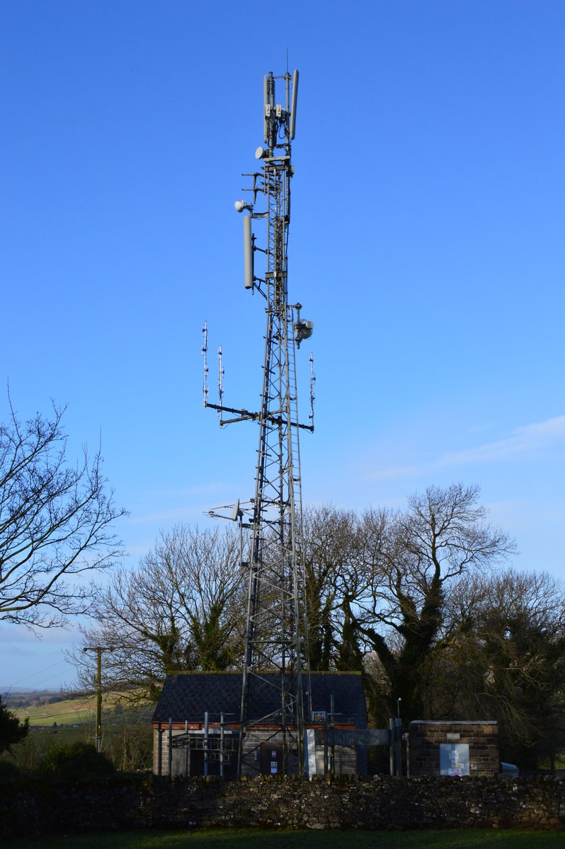 2g_gsm's tweet image. A focus on 900 MHz GSM on this tower - Vodafone at the top with O2, previously Cellnet, below. Site also supports Airwave TETRA along with other radio services. #2G #GSM #historyoftechnology