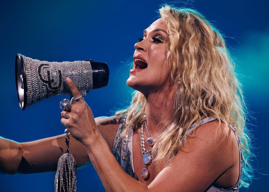 carrieunderwood's tweet photo. Had a #Texas sized crowd last night in Dallas at the @AACenter !  Thanks for  being so loud and giving us so much ❤️!!! Until we meet again… #DenimAndRhinestonesTour  #Howdy 📸: @JeffJohnsonFilm https://t.co/6TinPA1Vel
