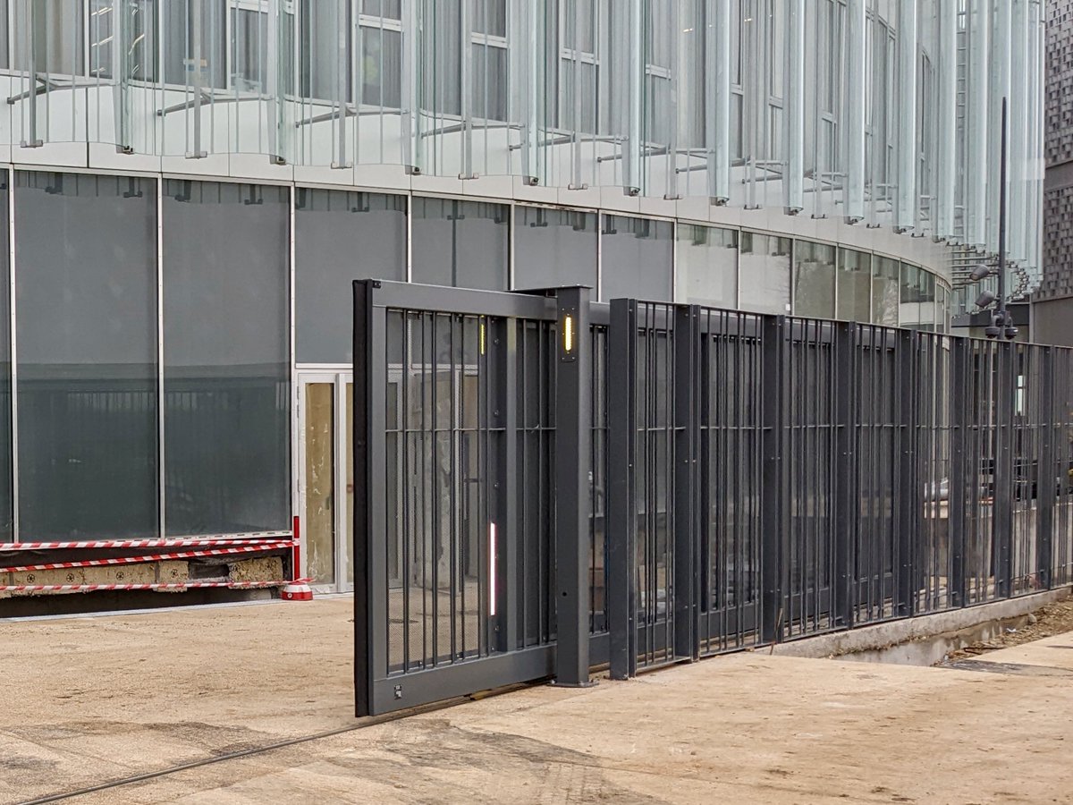 satixi's tweet photo. L'institut de recherche Servier Paris-Saclay s'équipe d'un #portail coulissant rapide Dynamicc® SLM.
Son remplissage spécifique s'intègre à l’ouvrage de l'agence #Wilmotte construit par BATEG - VINCI Construction France.

#madeinfrance #frenchfab #architecture #qualité #tertiaire https://t.co/2ugXd83GCQ