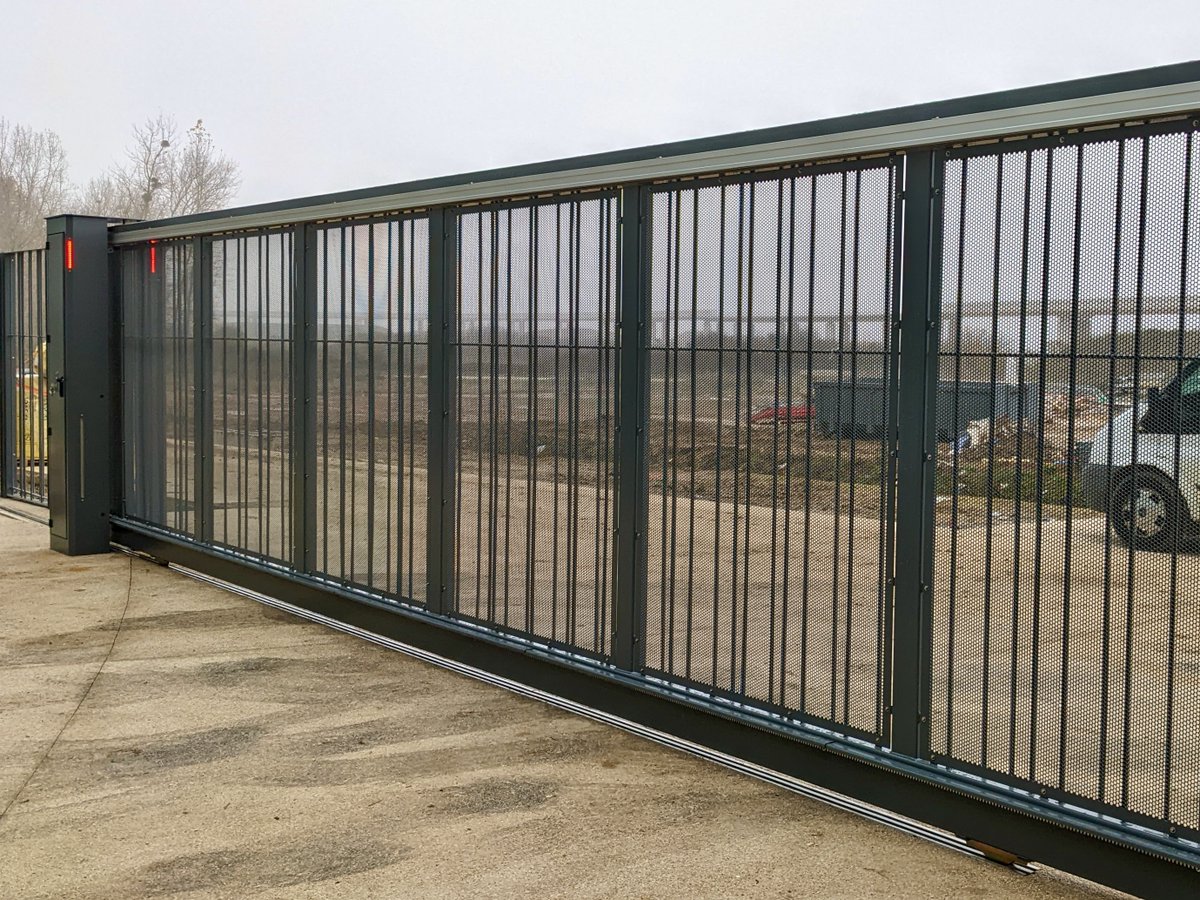 satixi's tweet photo. L'institut de recherche Servier Paris-Saclay s'équipe d'un #portail coulissant rapide Dynamicc® SLM.
Son remplissage spécifique s'intègre à l’ouvrage de l'agence #Wilmotte construit par BATEG - VINCI Construction France.

#madeinfrance #frenchfab #architecture #qualité #tertiaire https://t.co/2ugXd83GCQ