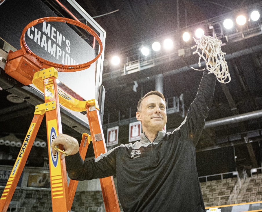 Champions in front of and behind the camera as well. Perfect angle---perfect shot by EMB student Violet Lewis. <a href="/NKUNorseMBB/">NKU Men's Basketball 🏀</a> photographer since she arrived on campus. #NorseUp 
<a href="/NKUEDU/">Northern Kentucky University</a> <a href="/NKUNorse/">Northern Kentucky Athletics</a> <a href="/nku_informatics/">NKU Informatics</a> <a href="/violet_lewis9/">Violet Lewis</a>