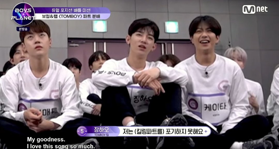 sireftjrp's tweet image. La cara de concentración de Matthew viendo tomboy mientras los otros cantaban y reían 🤣💕🥰 #Boysplanet #supportmatthew #Matthewonepick