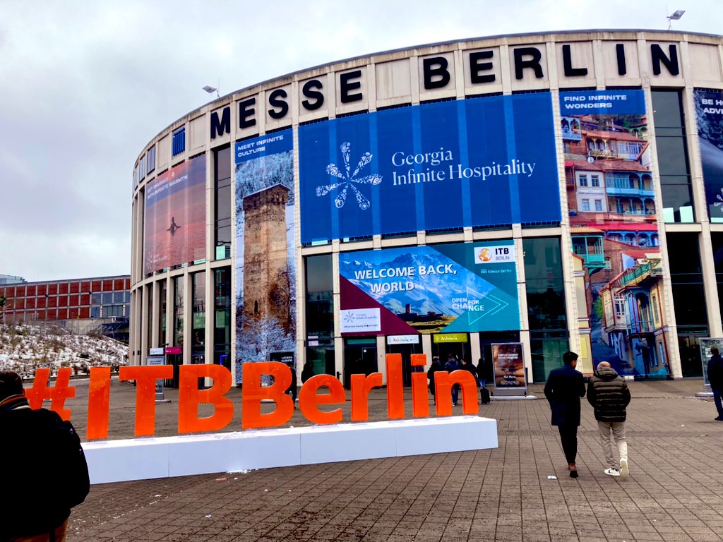 baveshmoorthy's tweet photo. Zuggesellschaften und co bei @itbberlin #ITBBerlin2023
Danke für die tolle Gespräche @DB_Bahn @EuropeanSlpr @raileurope
#BahnZeit #TeamZugBubble #TogRejseTid #DB https://t.co/FhaHtO0xok