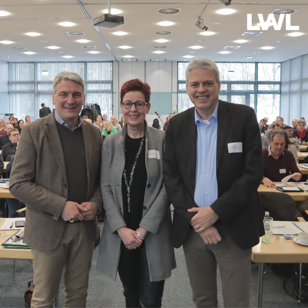 Landschaftsverband Westfalen-Lippe (LWL) (@lwl_aktuell) on Twitter photo LWL-Dezernentin Birgit Westers tauschte sich auf der Arbeitstagung der Leiter:innen von Jugendämtern in NRW in #Bonn mit rd. 130 Kolleg:innen aus. Mit dabei auch Staatssekretär Lorenz Bahr (l.) und LVR-Dezernent Knut Dannat (r.).
<a href="/ChancenNRW/">chancen.nrw</a> @lvr_aktuell LWL-Dezernentin Birgit Westers tauschte sich auf der Arbeitstagung der Leiter:innen von Jugendämtern in NRW in #Bonn mit rd. 130 Kolleg:innen aus. Mit dabei auch Staatssekretär Lorenz Bahr (l.) und LVR-Dezernent Knut Dannat (r.).
<a href="/ChancenNRW/">chancen.nrw</a> @lvr_aktuell