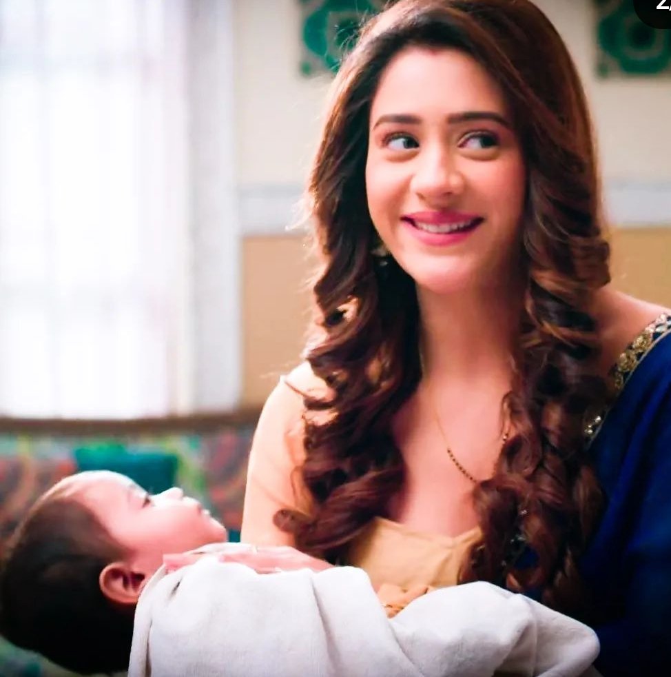 BanikRumy's tweet photo. Aww so cute #mitthu or uski Maa 🥵❤️🤩 #Sayuri #HibaNawabasayuri #HibaNawab #wohtohaialbelaa #feeling https://t.co/sCyqNvmqWN