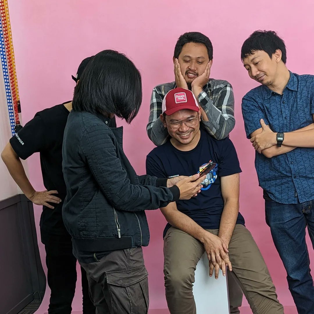 clementyonathan's tweet photo. Pink background? Don't you think it's fun?

I love being in the web creator community for that reason.

We get new insights every time we meet and do fun things together 😎

Swags was brought from #WCAsia
2023.

Pink is inspired by @elemntor
#webcreator #wpjkt #wpid https://t.co/hkYK5iRAio