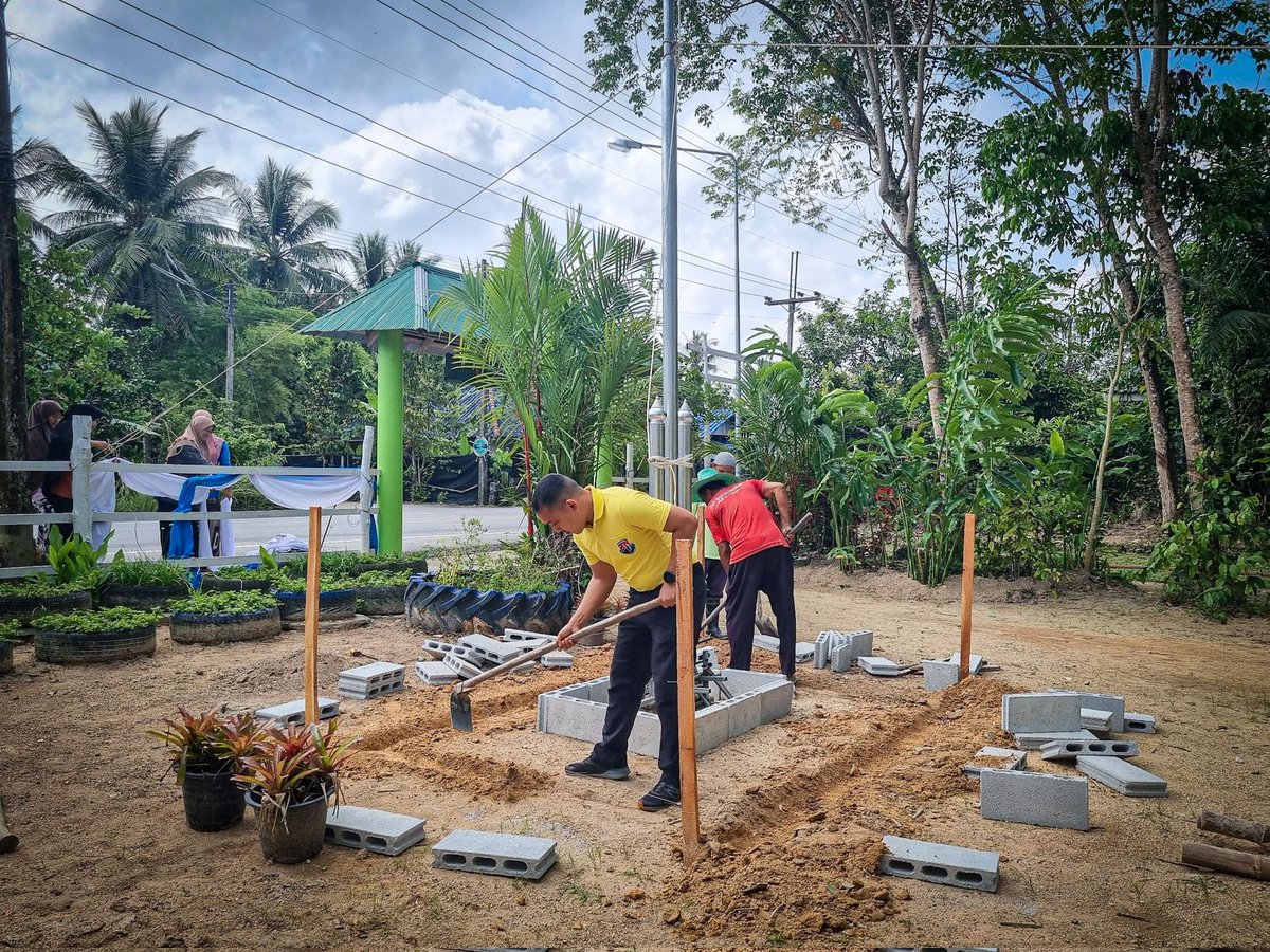 cpsw954's tweet photo. 🇹🇭ชุดควบคุมที่ 954 หน่วยเฉพาะกิจสันติสุข ร่วมกับ กลุ่มเสื้อเขียว จว.น.ธ. ดำเนินการสร้างเสาธงชาติไทย ให้กับ รร.พลเมือง จว.น.ธ. ซึ่งมีที่ตั้งอยู่ภายใน ศูนย์การเรียนรู้ปรัชญาเศรษฐกิจพอเพียงจังหวัดนราธิวาส บ.คีรี ม.10 ต.กะลุวอเหนือ อ.เมือง จว.น.ธ. https://t.co/BEVbaemwLj