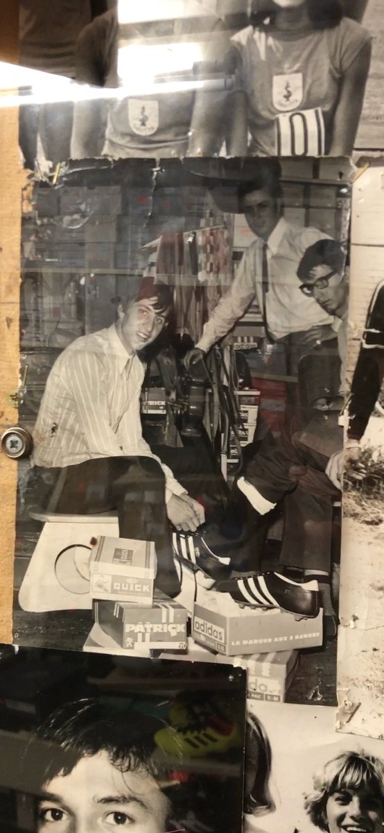 Even langs bij Rob en Guno van SmitCruyff op de Elandsgracht om een postertje langs te brengen

En wat doe je dan? Juist, poseren op hét authentieke schoenenbankje waar Johan ook nog klanten op geholpen heeft 👟