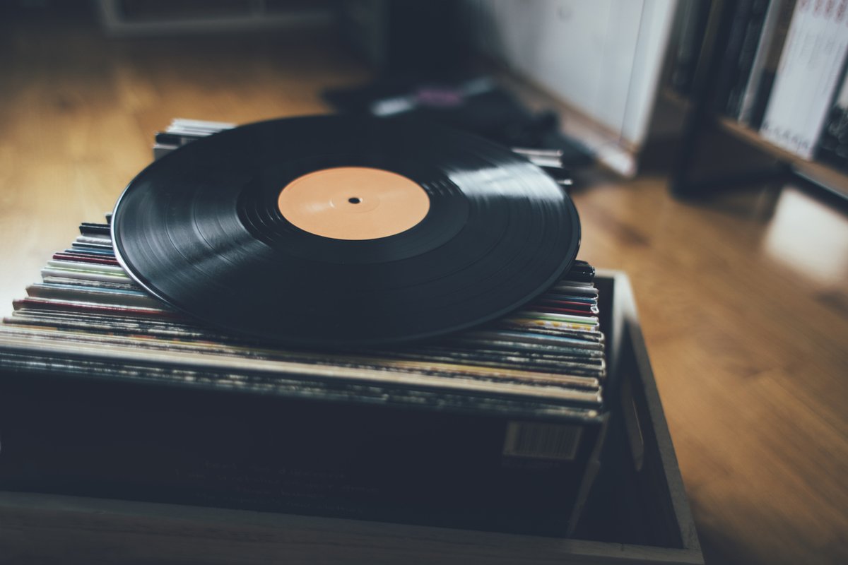 chartdata's tweet photo. Vinyl albums outsold CDs in shipped units for the first time this century, according to @RIAA (41M vs 33M). https://t.co/XSxRbnF4oV