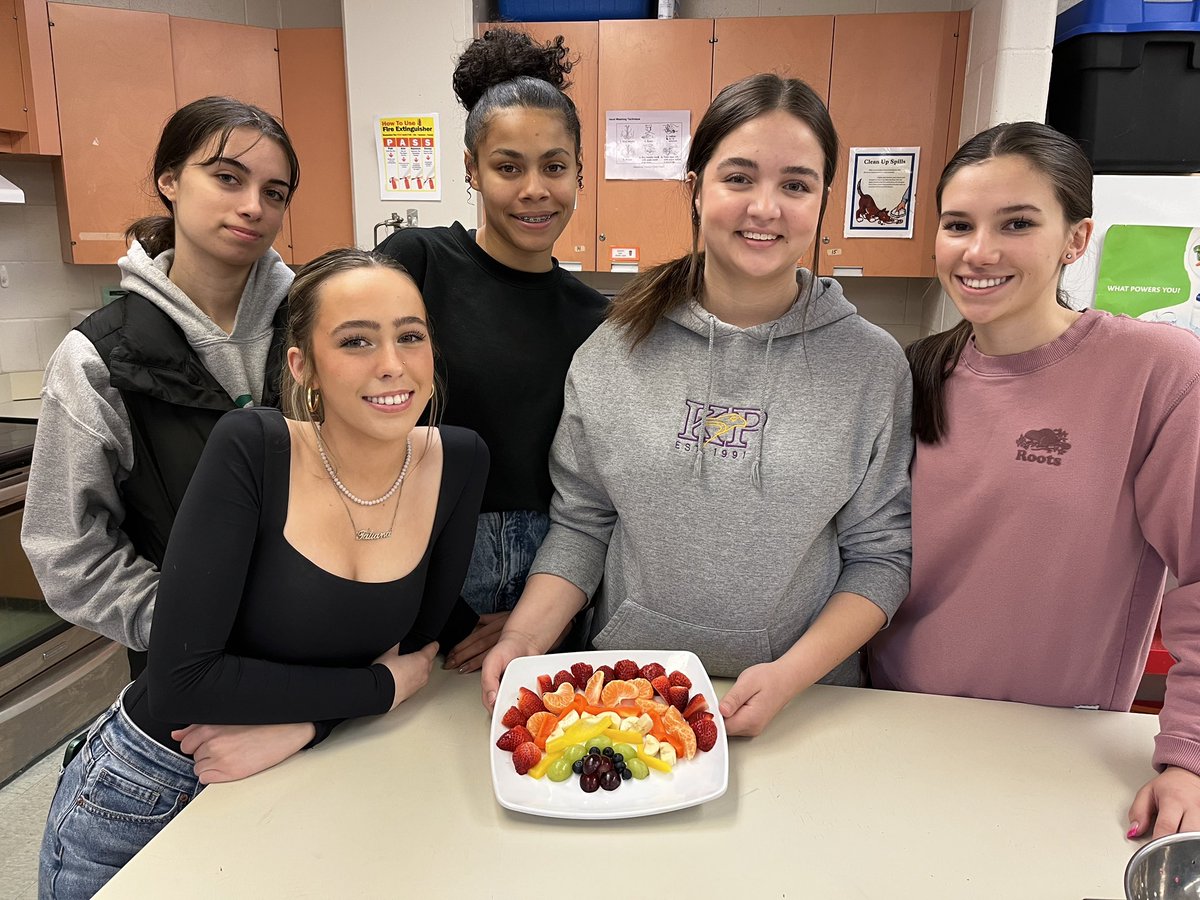 HolyTrinityOCSB's tweet photo. In keeping with our St. Patrick’s spirit day, nutrition students ate a “rainbow of nutrients” today!  Students selected a rainbow of food colours, prepared a snack plate, and researched the associated macronutrients and micronutrients. #ocsb #ocsbtech 🌈 ☘️ https://t.co/SEzTOPYb7D