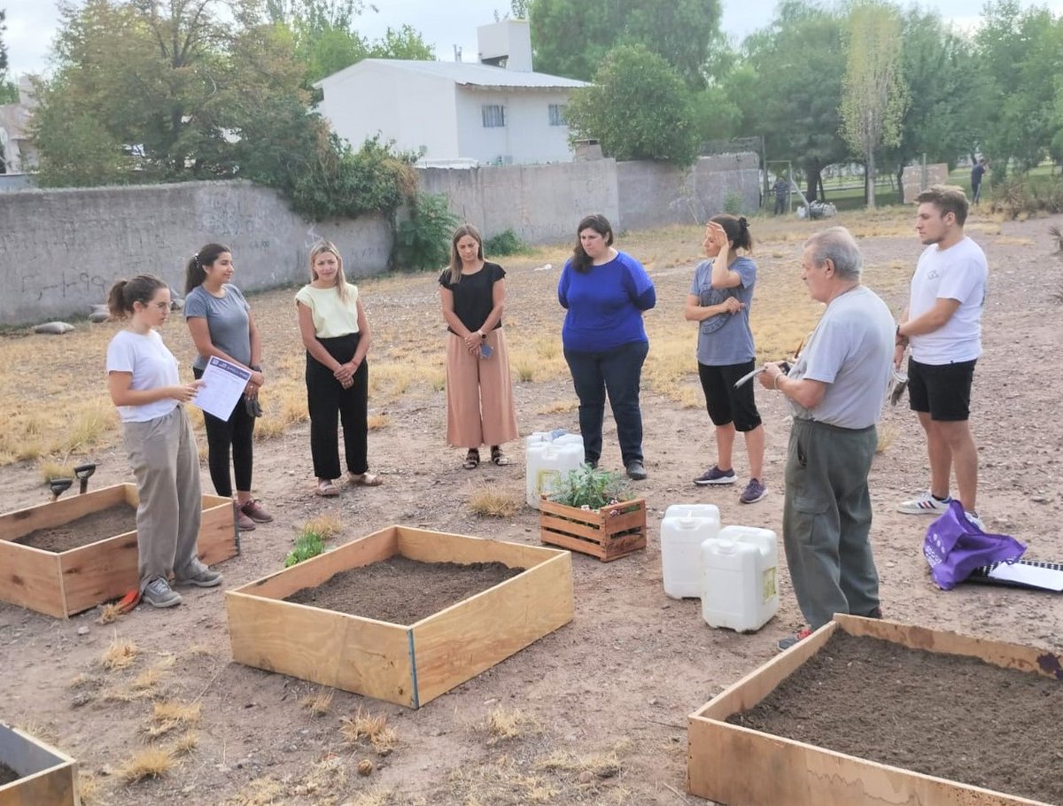ericappulido's tweet photo. ✅ Hoy estuvimos en el Barrio Batalla del Pilar, participando del armado de una huerta comunitaria, 🥬🌱🌼 idea que fue propuesta por vecinos y vecinas, 🏘️ donde tambien se comprometieron al cuidado y conservación de la misma. #GCSustentable #AmbienteGC https://t.co/kincCucPnl