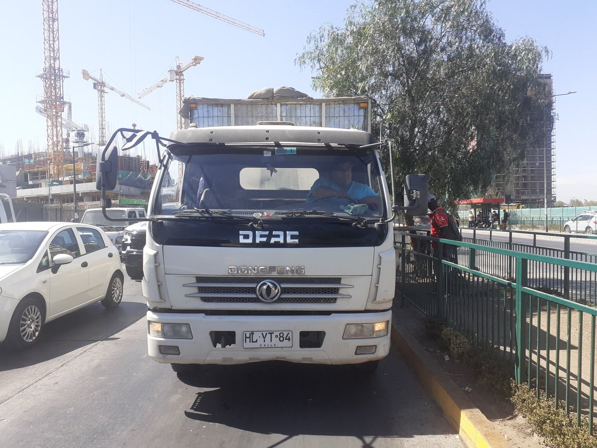 Camion municipal poda Avda Departamental / Melipilla me daña puerta y carrecoria al bajar de cabina peoneta con luz verde en pista. Sin señalizar trabajos y trabajadores inprudentes. Para constancia, contacto con afectado y regularizacion urgente de sus trabajos.