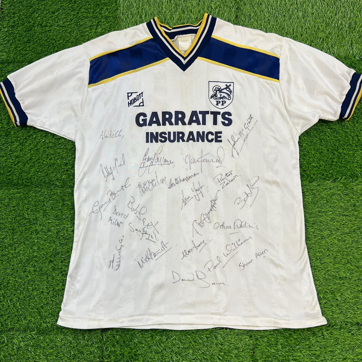 historicshirts's tweet photo. Stunning signed matchworn @pnefc Home Shirt 1986/88 by Hobott 😍

#preston #prestonnorthend #hobott #matchwornshirt #footballshirts #vintagefootball #footballshirt #soccerjersey 
#historicfootballshirts #classicfootballshirts #vintage https://t.co/4PKN3IZbRO