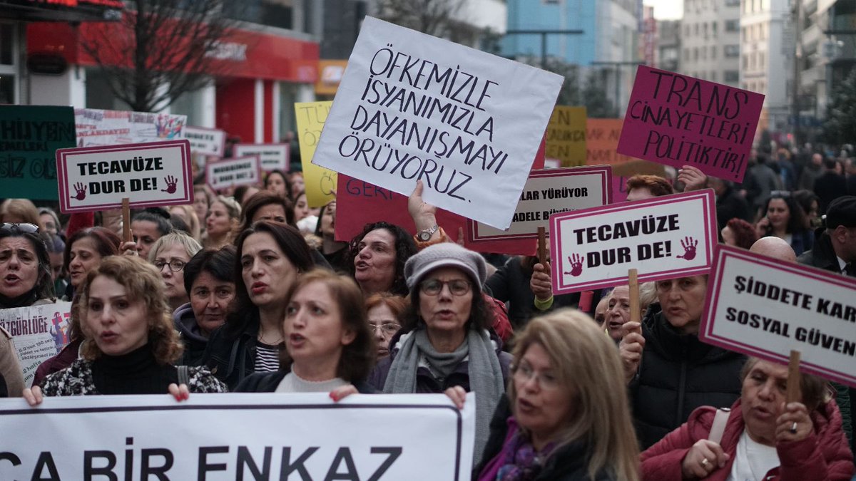 ktuufk's tweet photo. Öfkeliyiz, yastayız ama her şeyden çok isyandayız!

Bizler bugün aramızda olanlar ve artık olamayacaklar için sesimizi yükseltmeye devam edecek ve feminist isyanımızı kampüsten sokaklara meydanlara kuşatacağız! https://t.co/z1UdXCjR4E