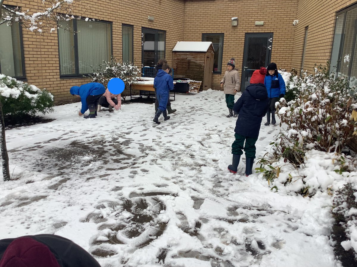 The children in Ravens, have been enjoying their time in the snow. They made snowmen and had a competition to see who could throw  their snowball the highest (Mr Cardinal won). ❄️☃️