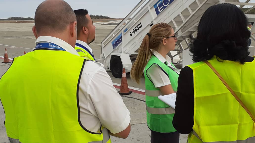 IACCdeCuba's tweet photo. Segunda jornada del #controlintegral del IACC a empresas de la aviación en Santiago de Cuba, Guantánamo y Baracoa. 

Velando por un servicio aeroportuario de excelencia.

#CubaDestinoSeguro
#aviation https://t.co/mFdjPj8RLW