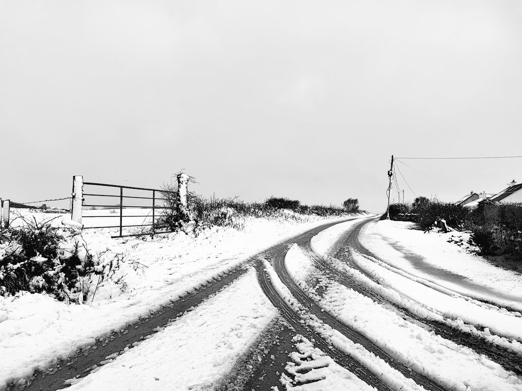 More snow from home #wildatlanicway #snow #lahinch #coclare