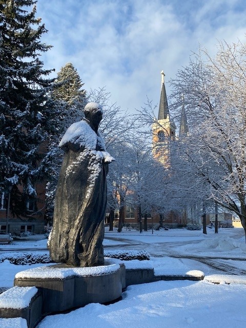 It's a snowy March Zags Give Day!  And St. Aloysius' birthday!  Thank you, Gonzaga for welcoming me into your community in 2005.  'I was a stranger and you welcomed me' (Matthew 25).  zagsgiveday.gonzaga.edu/s/829/17dg/hom…
#ZagsGiveDay #GoZags #JesuitEducated #ZagforLife #Gonzaga