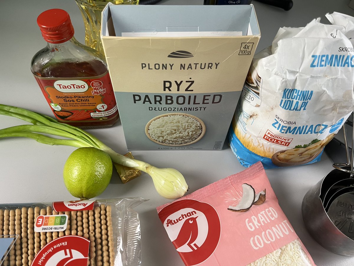 Część jedzonkowych produktów, których będę dziś używać przy gotowanku. Będzie to kurczak (zgadnijcie jaki?) oraz deser (nie widać tu głównego składniku)💜