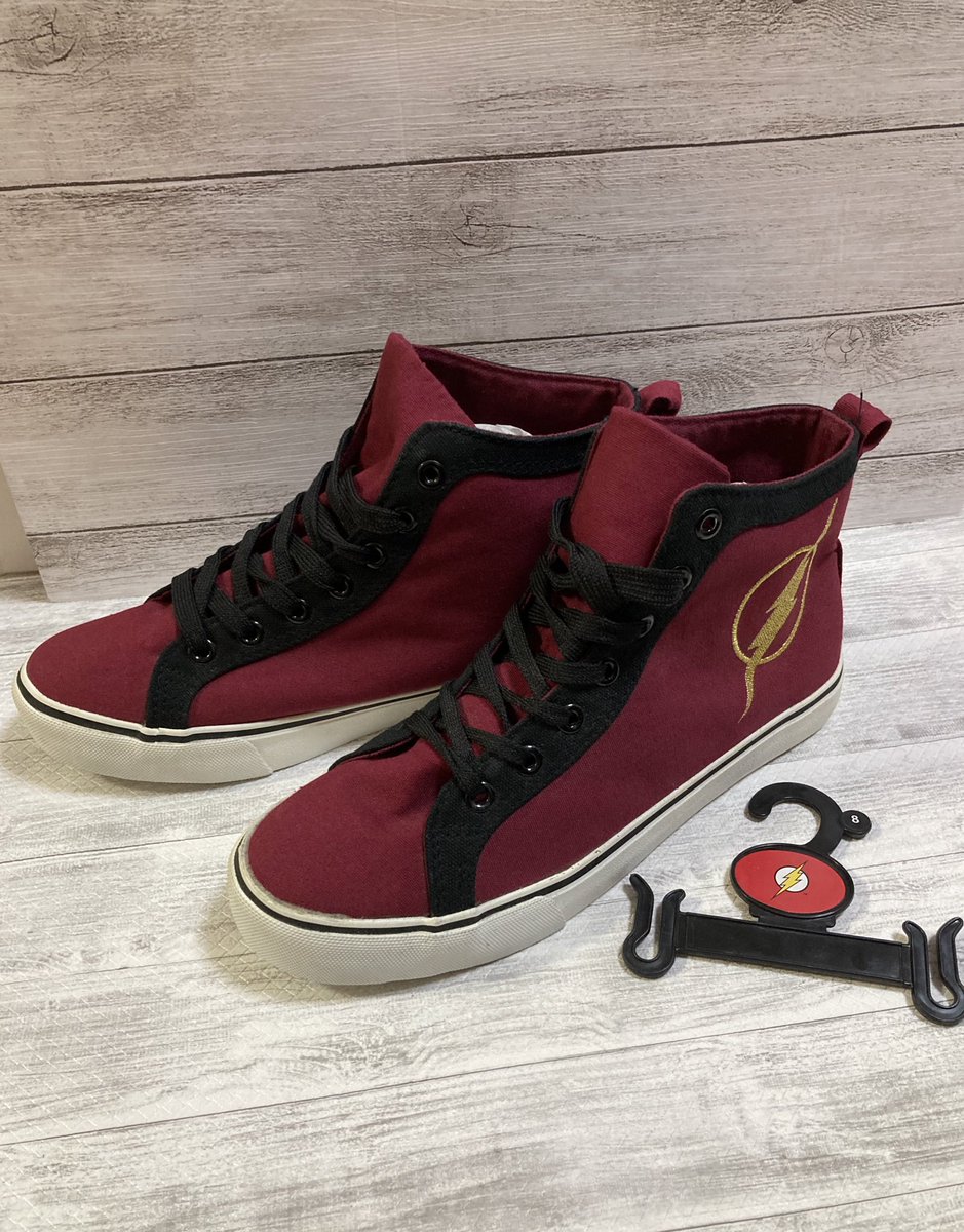 madcatz16's tweet photo. アメリカン雑貨 #PLUSHBOY さんでの戦利品。
#THEFLASH のシューズ。前から狙ってたんですが、映画公開すると無くなりそうで、意を決して!
カッコイイ〜〜。映画も予告編の時点で傑作感が凄い、みんなで楽しみにしてます。 https://t.co/PWDfPQ0Z20