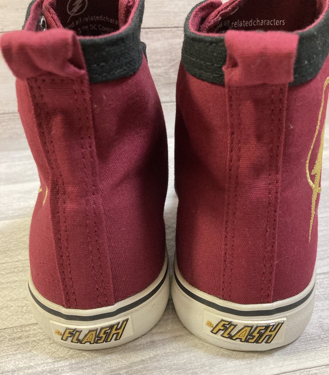 madcatz16's tweet photo. アメリカン雑貨 #PLUSHBOY さんでの戦利品。
#THEFLASH のシューズ。前から狙ってたんですが、映画公開すると無くなりそうで、意を決して!
カッコイイ〜〜。映画も予告編の時点で傑作感が凄い、みんなで楽しみにしてます。 https://t.co/PWDfPQ0Z20