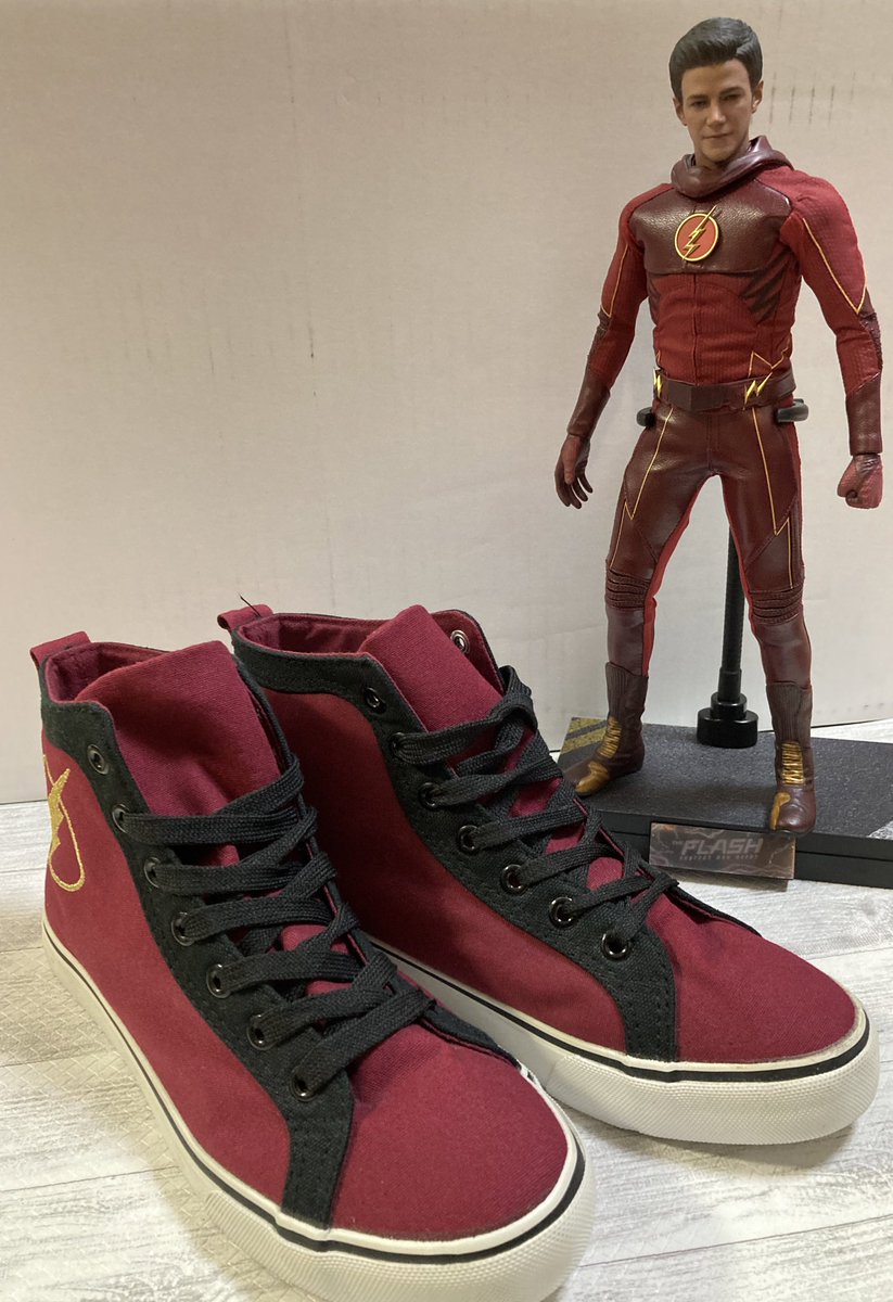 madcatz16's tweet photo. アメリカン雑貨 #PLUSHBOY さんでの戦利品。
#THEFLASH のシューズ。前から狙ってたんですが、映画公開すると無くなりそうで、意を決して!
カッコイイ〜〜。映画も予告編の時点で傑作感が凄い、みんなで楽しみにしてます。 https://t.co/PWDfPQ0Z20