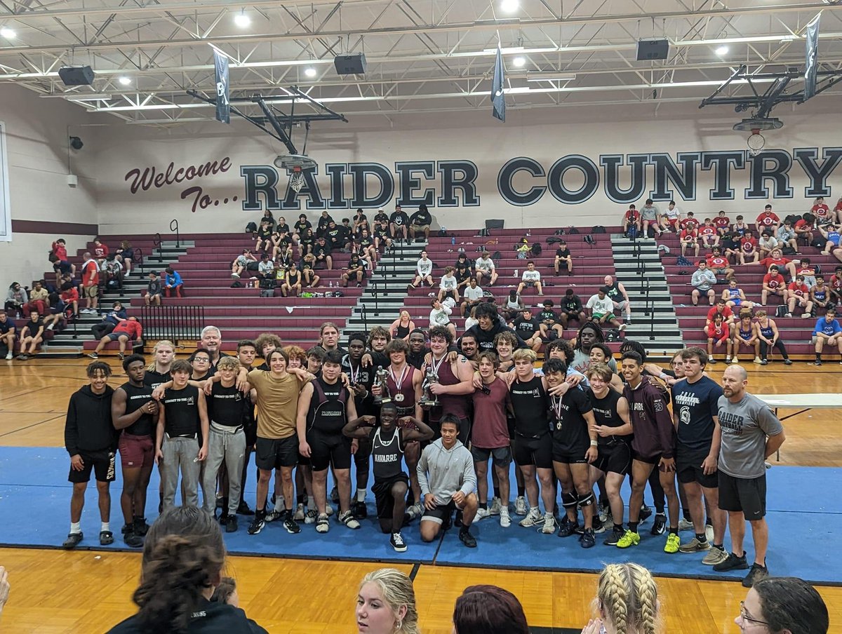 DCunningham69's tweet photo. Amazing team win at our home invitational yesterday, finished off with a 300 c&amp;j pr and a 345 pause bench to take home 1st in both olympic and traditional
@navarresports @BLester1993 @ncsa @GulfcoastRecru1 @CoachTrue_BSC @larryblustein @PrepRedzoneFL https://t.co/5soW4zcIFZ
