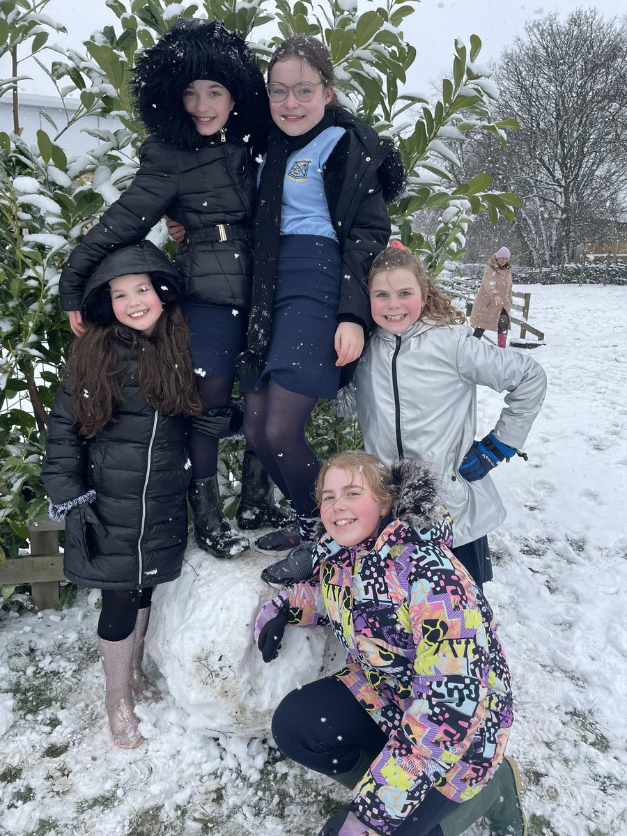 NorthowramPS's tweet photo. Some photos of our Year 6 children enjoying this morning’s playtime 😁☃️ https://t.co/yBpORQUxdt