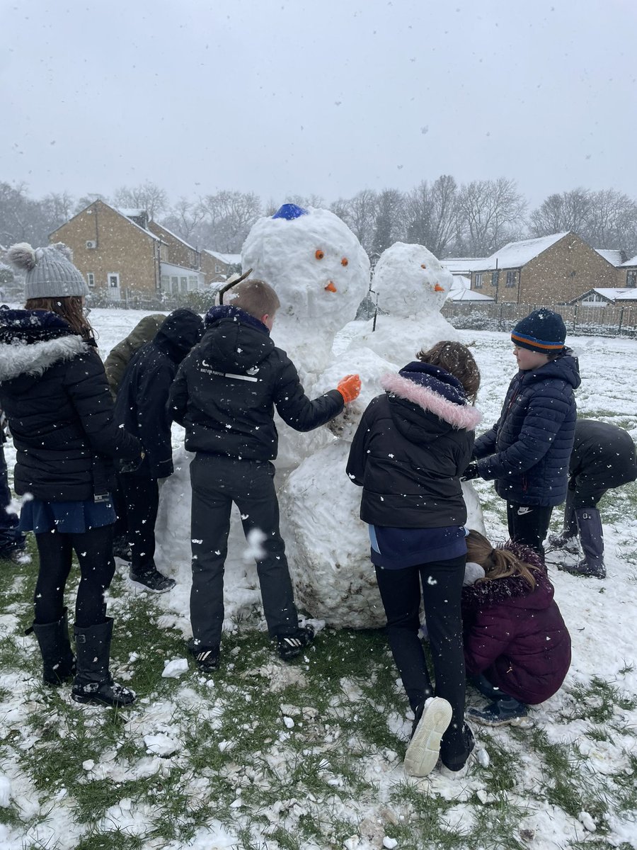 NorthowramPS's tweet photo. Some photos of our Year 6 children enjoying this morning’s playtime 😁☃️ https://t.co/yBpORQUxdt
