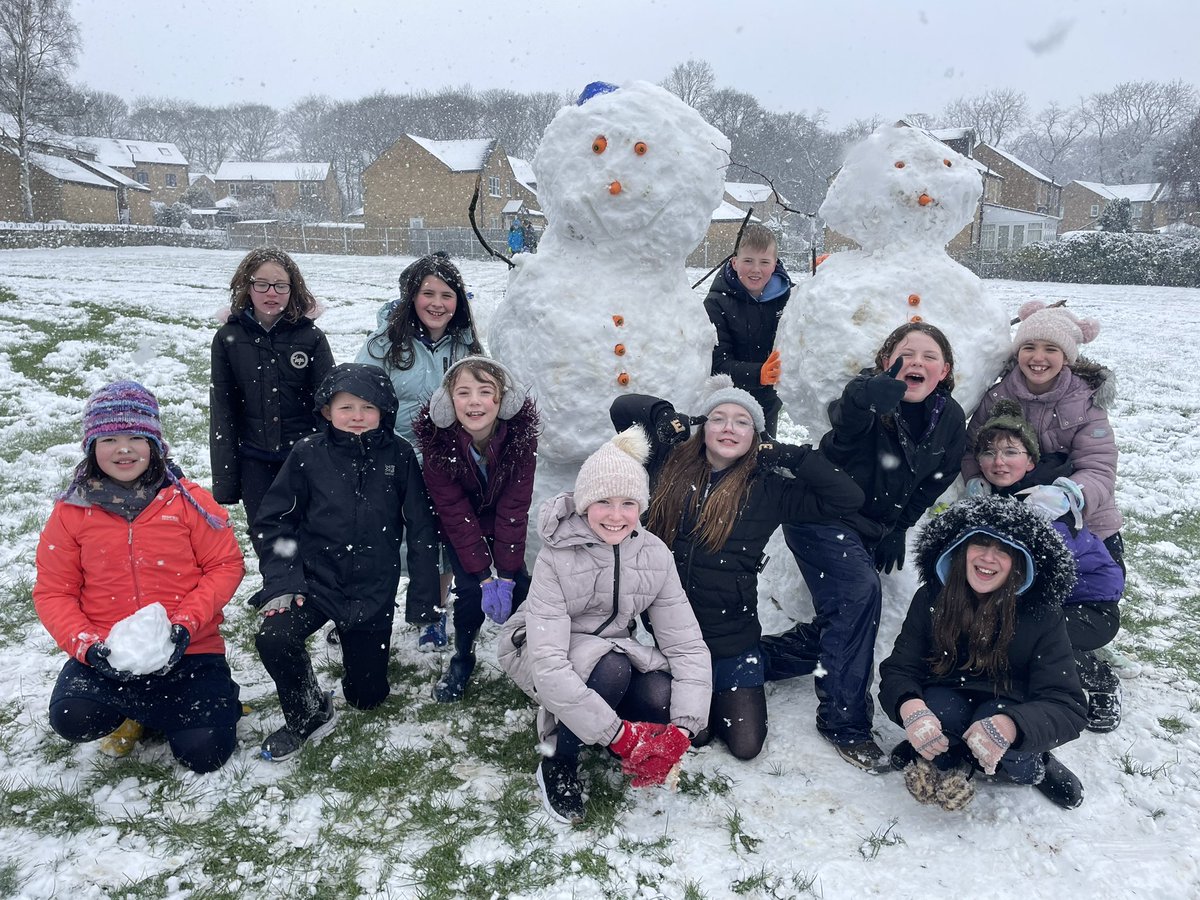 NorthowramPS's tweet photo. Some photos of our Year 6 children enjoying this morning’s playtime 😁☃️ https://t.co/yBpORQUxdt