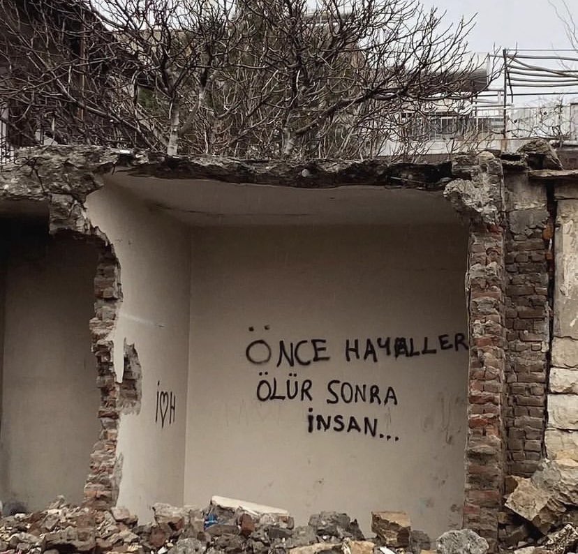 duvardakisoz's tweet photo. Önce hayaller ölür sonra insan… https://t.co/pBsYjUzctZ