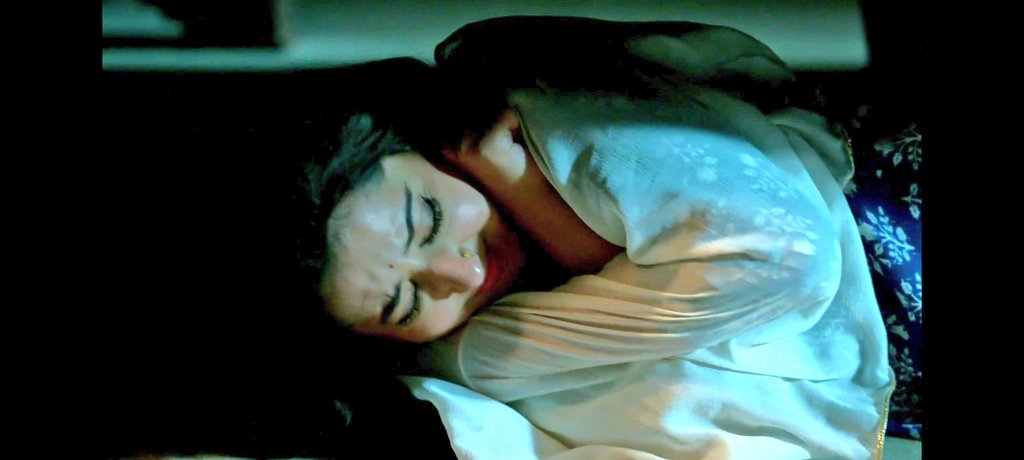 AnOptimist9's tweet photo. Taru was feeling cold so she pulled his blanket and his hand grabbed her kangan. Their chemistry here 😭💓

#DhruvTara
#DhruvTaraSamaySadiSePare https://t.co/CWAyKhDSHI