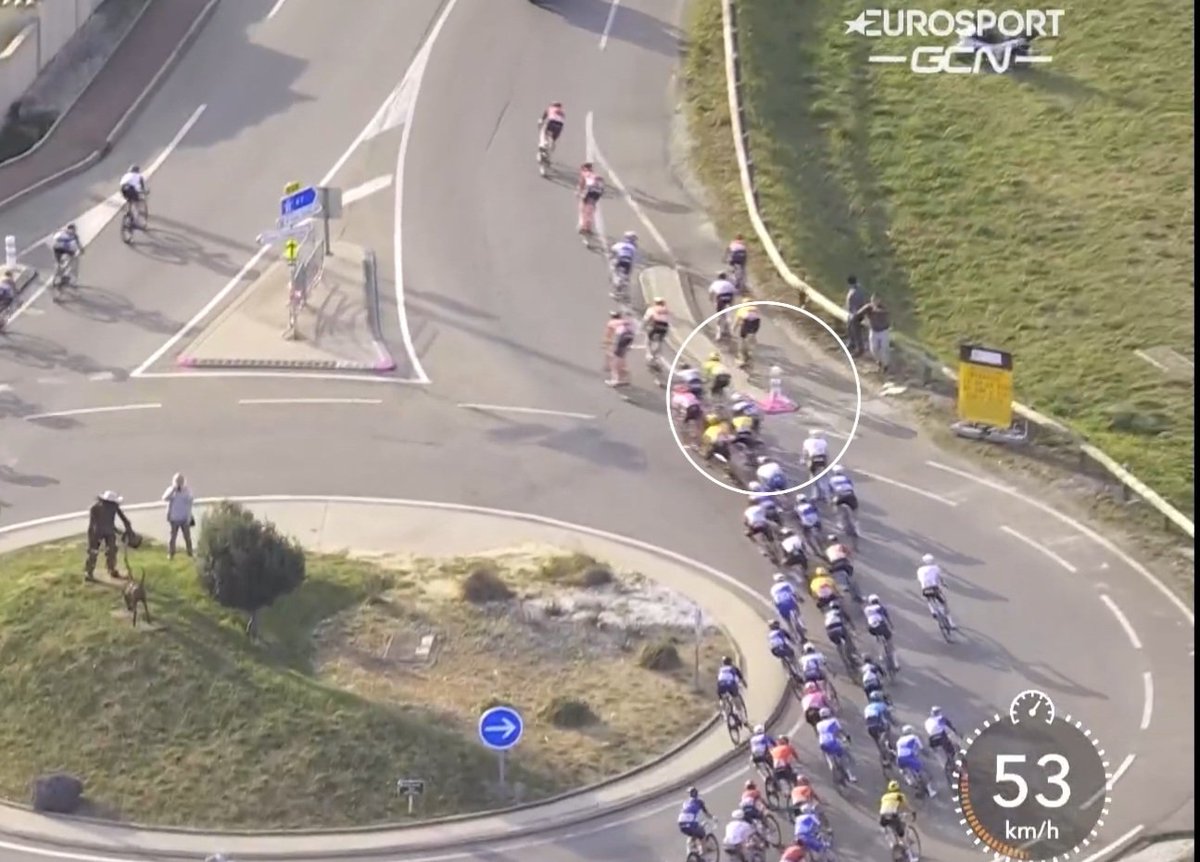 BriSmithy's tweet image. Sorry...but this is unacceptable at this speed within 1KM to go...
#ParisNice #gotawaywithit