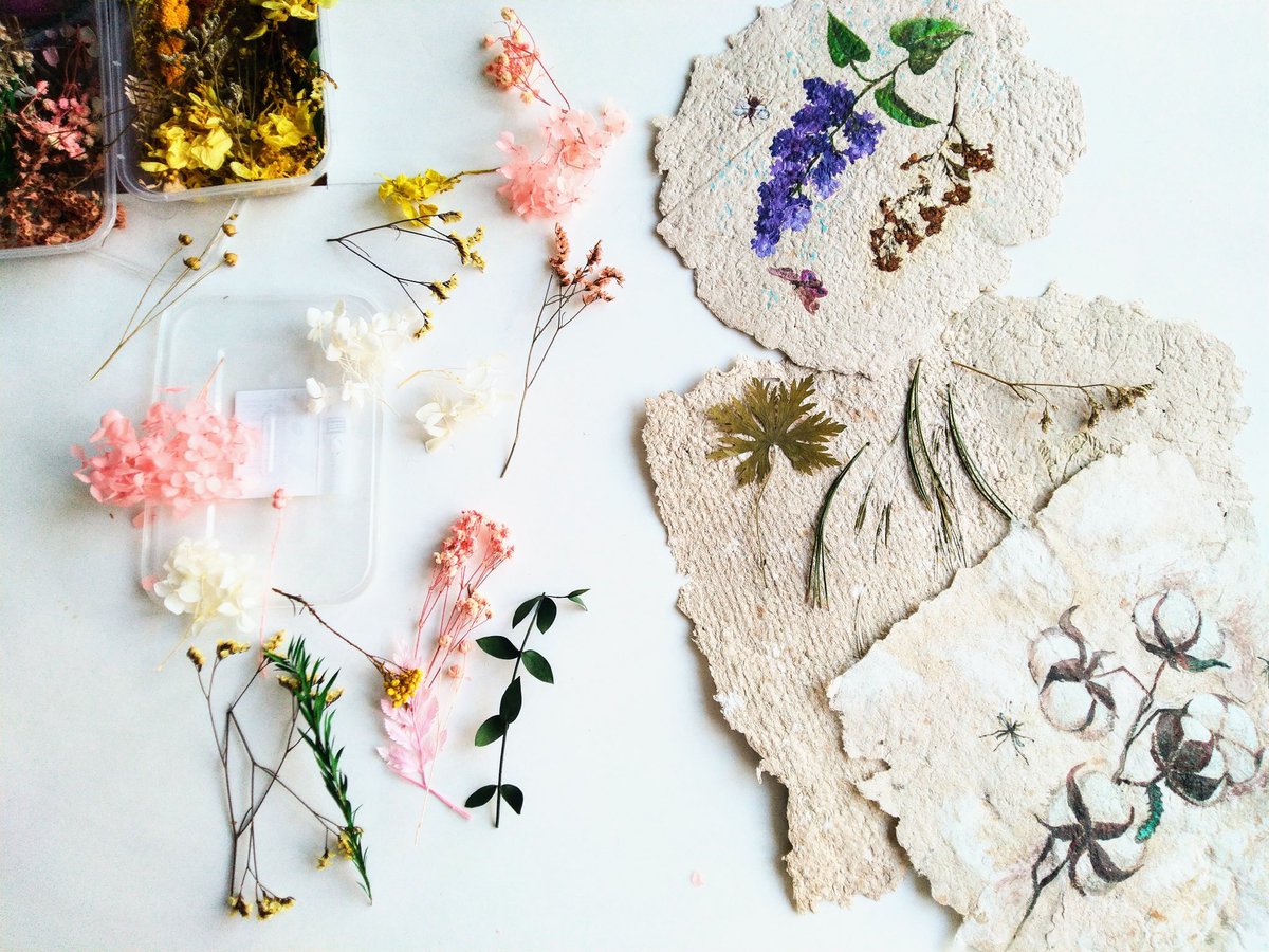 maria_artik's tweet image. How different and lively handmade paper can be.  Each leaf is special, with a different composition of flowers or seeds. #hendmadeart #papercreative
