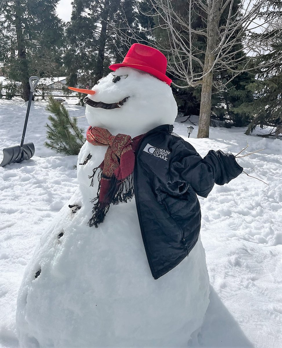 “Frosty” came to life during the recent snowstorms in the #Tehachapi / #BearValleySprings area, and picked himself up a scarf and Chain | Cohn | Clark jacket to stay warm. 
(Photo courtesy of attorney Doug Fitz-Simmons)