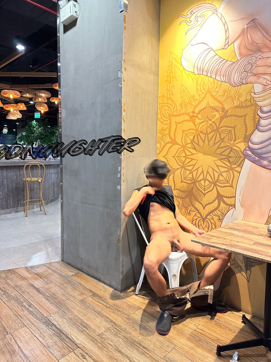 ไปเดินห้างกะเพื่อน🚶🚶อยู่ดีๆโดนท้าให้ถกกางเกงลงถ่ายรูป ห้างโล่งไม่มีคนซะด้วยเลยไม่กล้าขัดเลย😈😈555 #nakedflash #exhibitionist