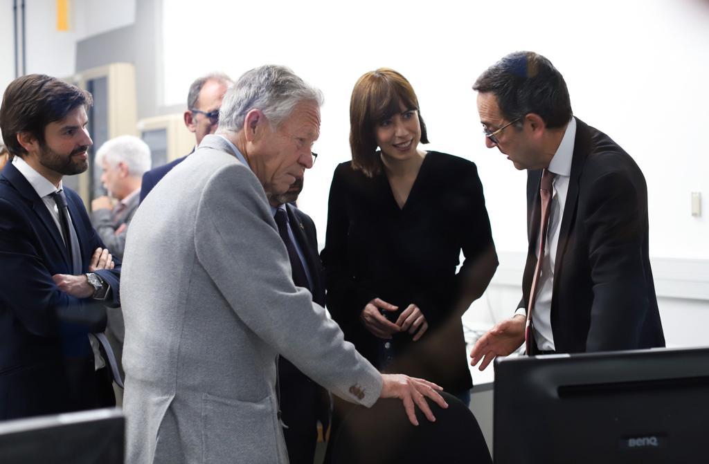 #UniBarcelona | Sobre l’aparell de ressonància magnètica nuclear de molt alt camp presentat avui al <a href="/PCB_UB/">Parc Científic de Barcelona</a>, el <a href="/RectorUB/">Rector Joan Guàrdia</a> assegura que «es tracta d’una instrumentació de caràcter sistèmic que fa fort el nostre sistema científic i de transferència i ens permetrà avançar més ràpid»