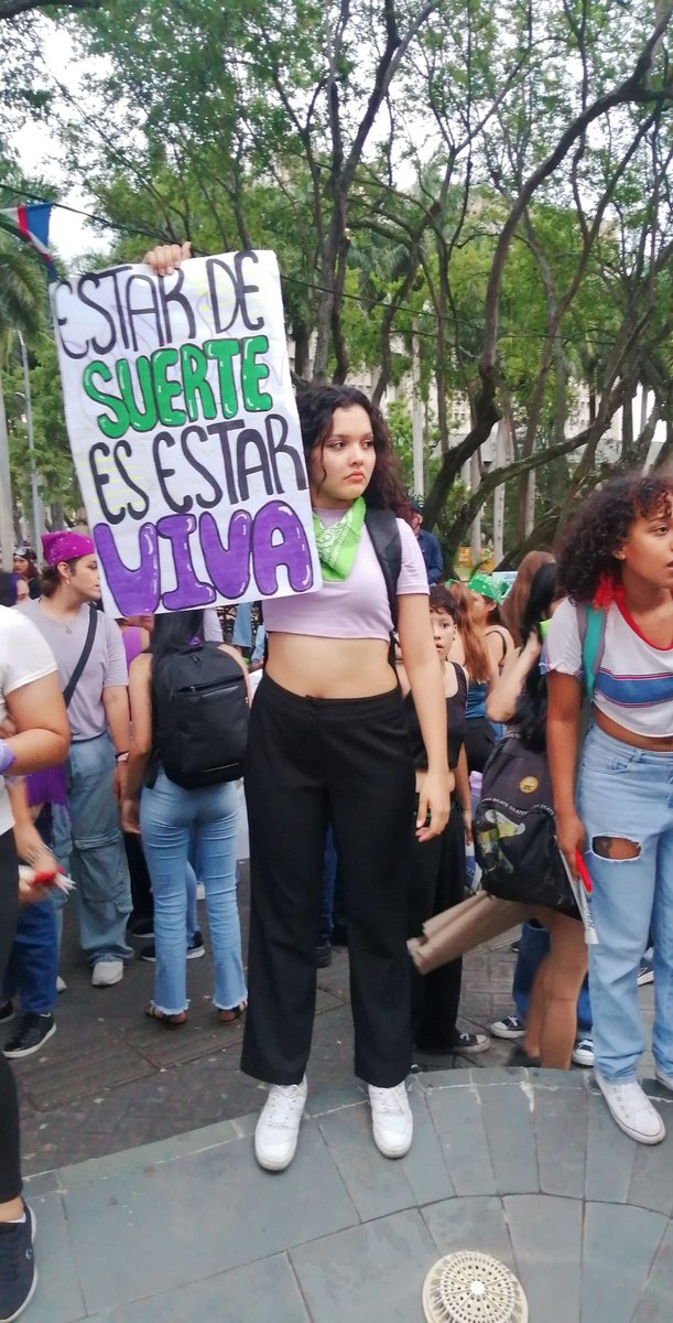 Uni_santiagoUni's tweet photo. ¡Estar de suerte, es estar viva! 💜💚

Estuvimos presentes en la concentración del 8M conmemorado la historica lucha de las mujeres al rededor del mundo, por una sociedad mas justa y con igualdad.

¡Abajo el patriarcado! ¡Arriba el feminismo! 

#8M #Feminismo #UscUnida https://t.co/FwRrWDswX4