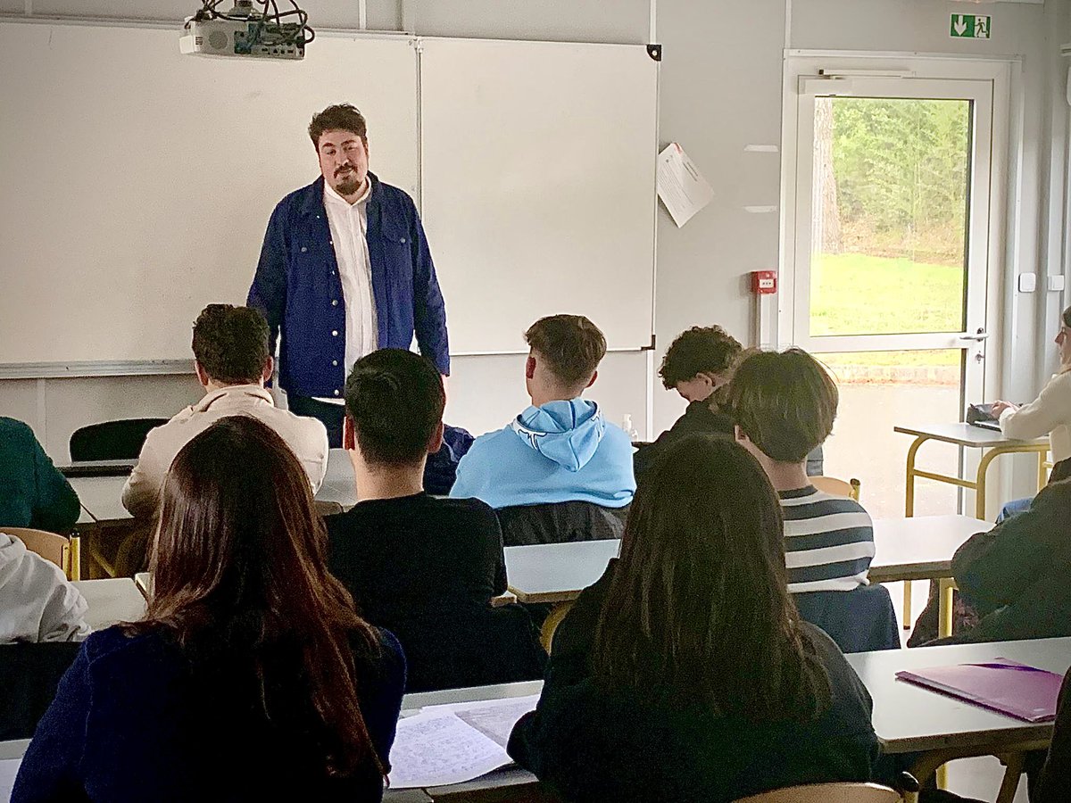 WilliamAucant's tweet photo. 🟡👨🏼‍🏫#BackToSchool Trois heures d’échanges passionnantes cet après-midi avec plusieurs classes du #Lycée des Bourdonnières à #Nantes sur le thème #Démocratie et #Climat. 
🙋🏽‍♀️« Qu’est que ça fait d’être #TiréAuSort ? »
🙋🏿« À quoi sert un #ConseillerRégional ? » 🙋🏼‍♂️« Comment agir contre le #RéchauffementClimatique quand on a 16 ans ? », …