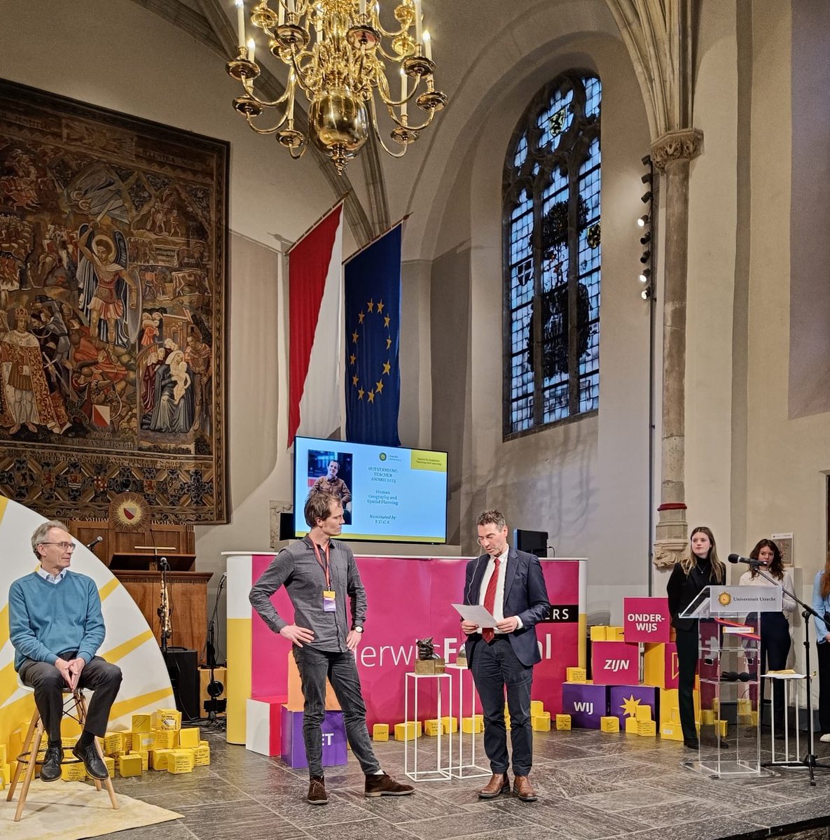 <a href="/SGPL_UU/">Human Geography and Spatial Planning UU</a> is thrilled to hear that our colleague @P_Pelzer  wins the Teacher of the year award!! <a href="/UUGeo/">Geosciences UU</a> <a href="/tine_beneker/">Tine Béneker</a> 🎊🎊🎊