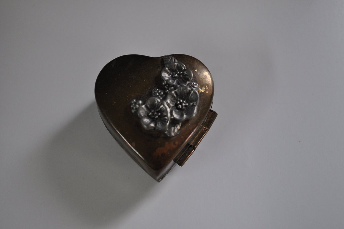 janntcoles1's tweet image. Excited to share the latest addition to my #etsy shop: Brass Trinket/Keepsake Box with Silver Toned Flowers #trinketbox #ringbox #keepsakebox #heartbox #brassbox etsy.me/3L7zYJt