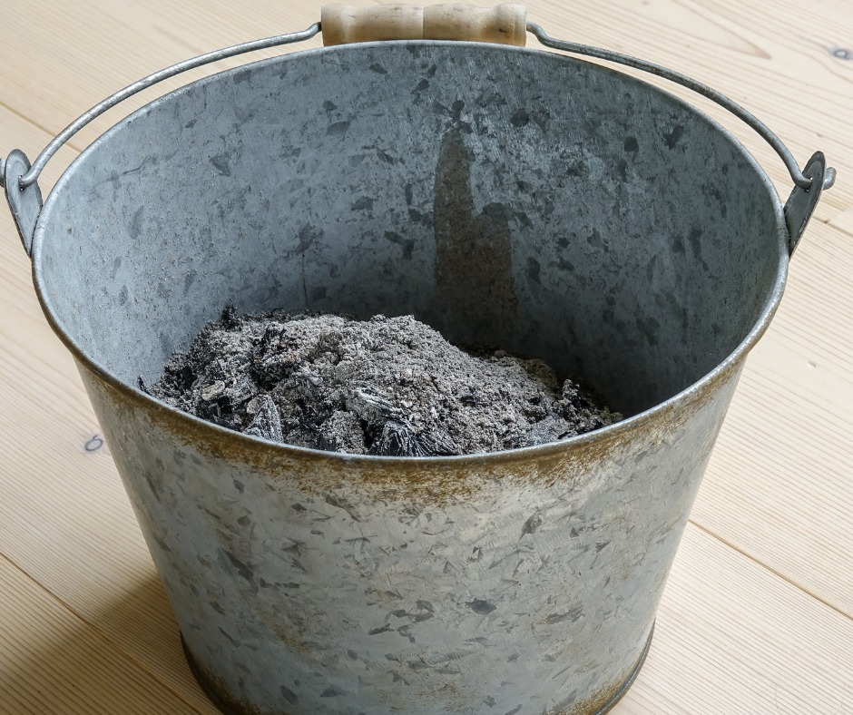 Firemizer_usa's tweet photo. Less mess! - Another benefit of using #Firemizer 🔥

Maximizing the length and efficiency of the burn means less ash to dispose of after your fire!

#LogBurner #Woodburner #LessMess #openfire #stove https://t.co/ZZTUnHOo0r