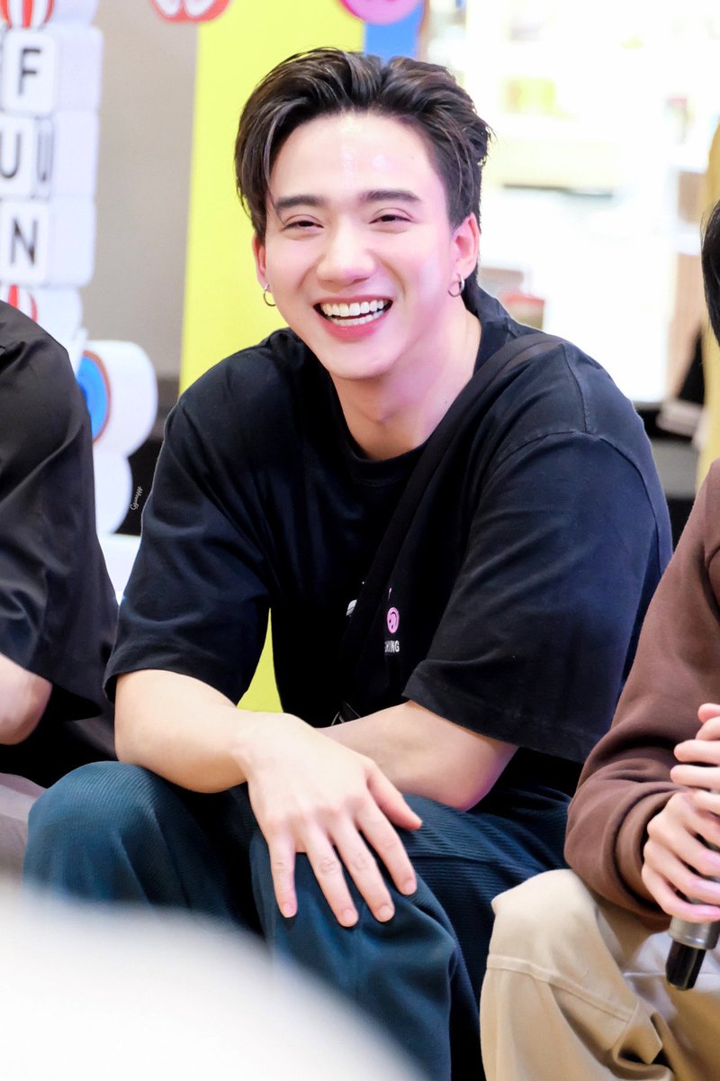 ismegift's tweet photo. ` ได้เจอพี่ออมสินใน���อบกี่ปีไม่รู้🥹🥹🥹

~~ @aomsinwrp ~~

———#TheMallSummerXRookiethailand
#MLIFESTORENGAMWONGWAN
#aomsinwrp 

 ˗ˏˋ #Ggsnappp♡ ˎˊ˗ https://t.co/L65I2yDcDb