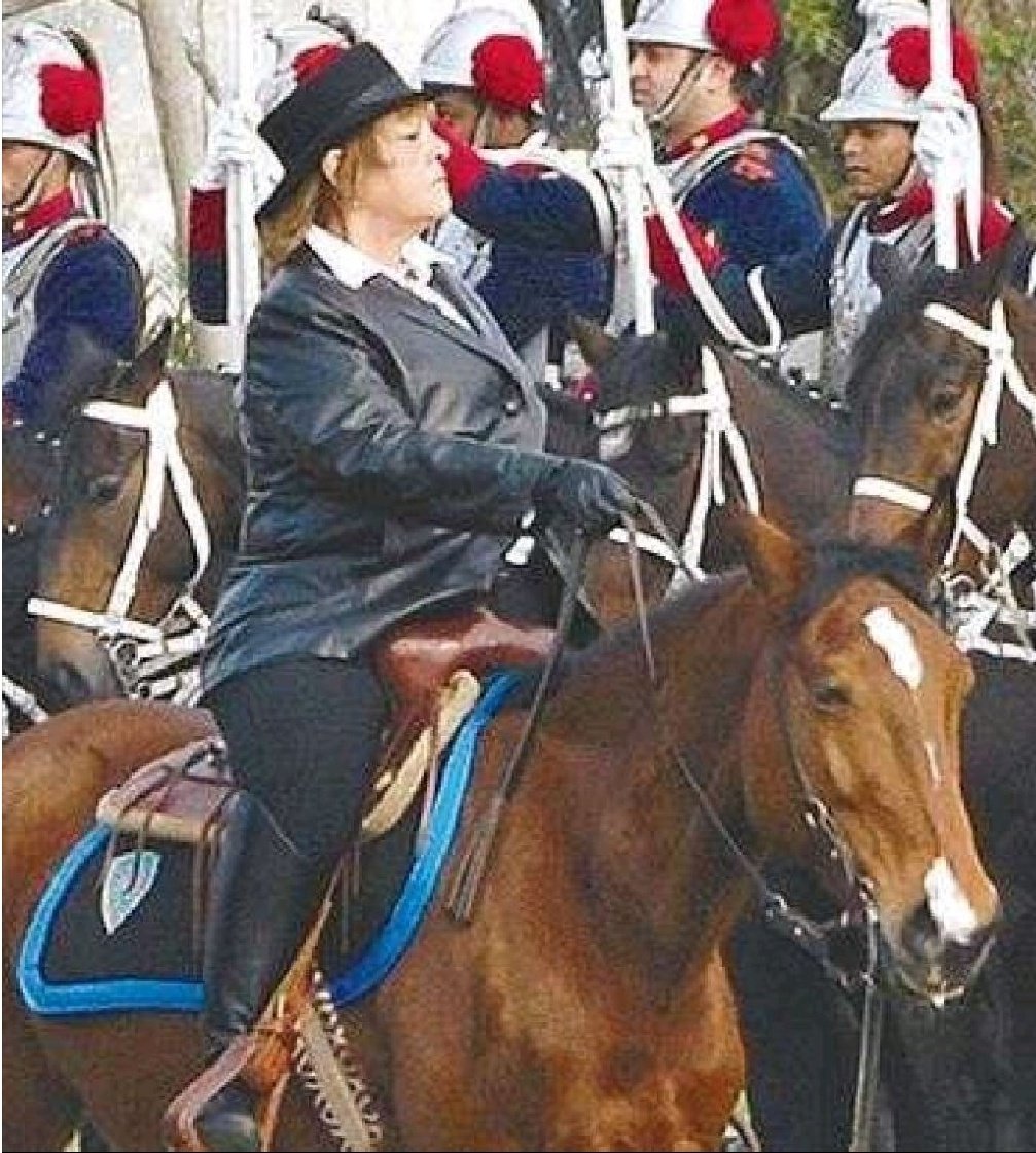 VeronicaRF1212's tweet image. Daisy una Mujer desestructurada. 
Dignificó al Policía y a las Mujeres Policías. 
Primera Ministra Mujer y sobrina de Uruguay Tourné del PN, que fue de los pocos que no votó la Ley de Caducidad.
Me pasas esta foto como burla.
¿Y sabés qué? 
¡Siento ORGULLO!🇺🇾