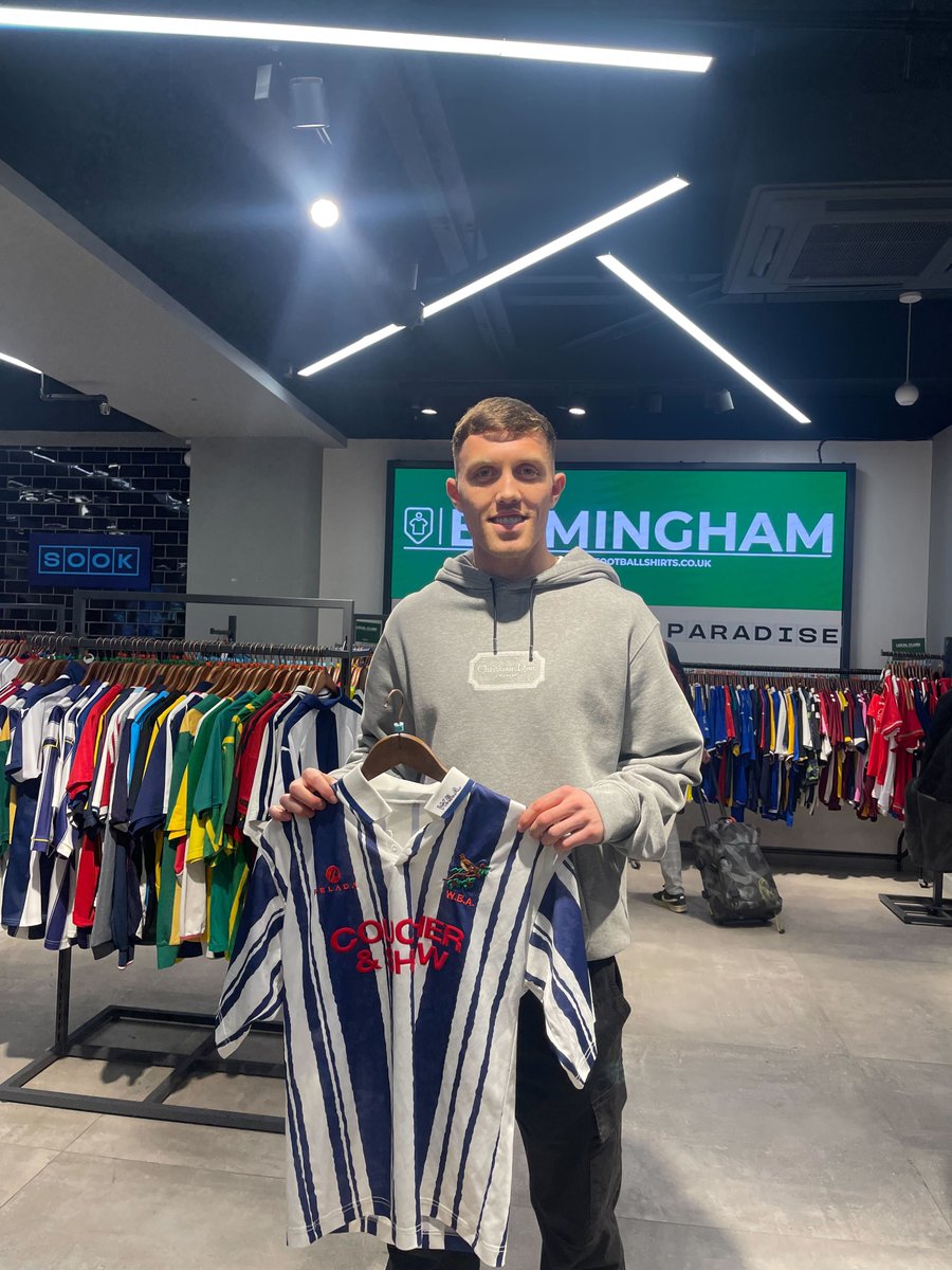 Was great to see @dara_oshea_ drop by and get his hands on the 1993 @WBA home shirt 😍