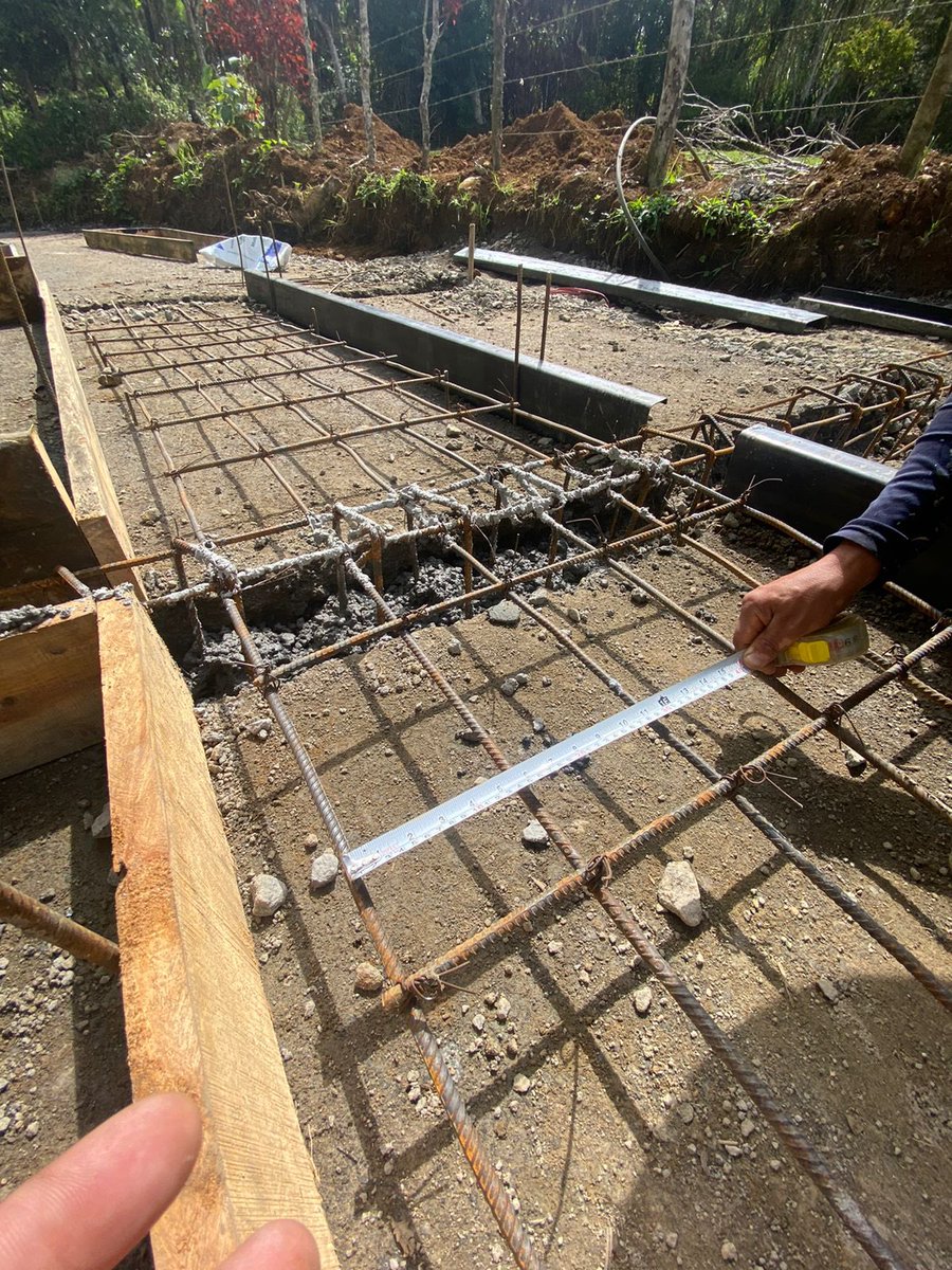 Perafanmaribel1's tweet photo. Iniciamos fundición de placa en concreto para la vía que comunica la honda, veraneras, Guayabal, a pesar del clima con gran avance, de gran impacto en calidad de vida, movilidad, valorización de predios, de verdad un gran avance. #diciendoyhaciendoycumpliendo https://t.co/yR03kiFn1q