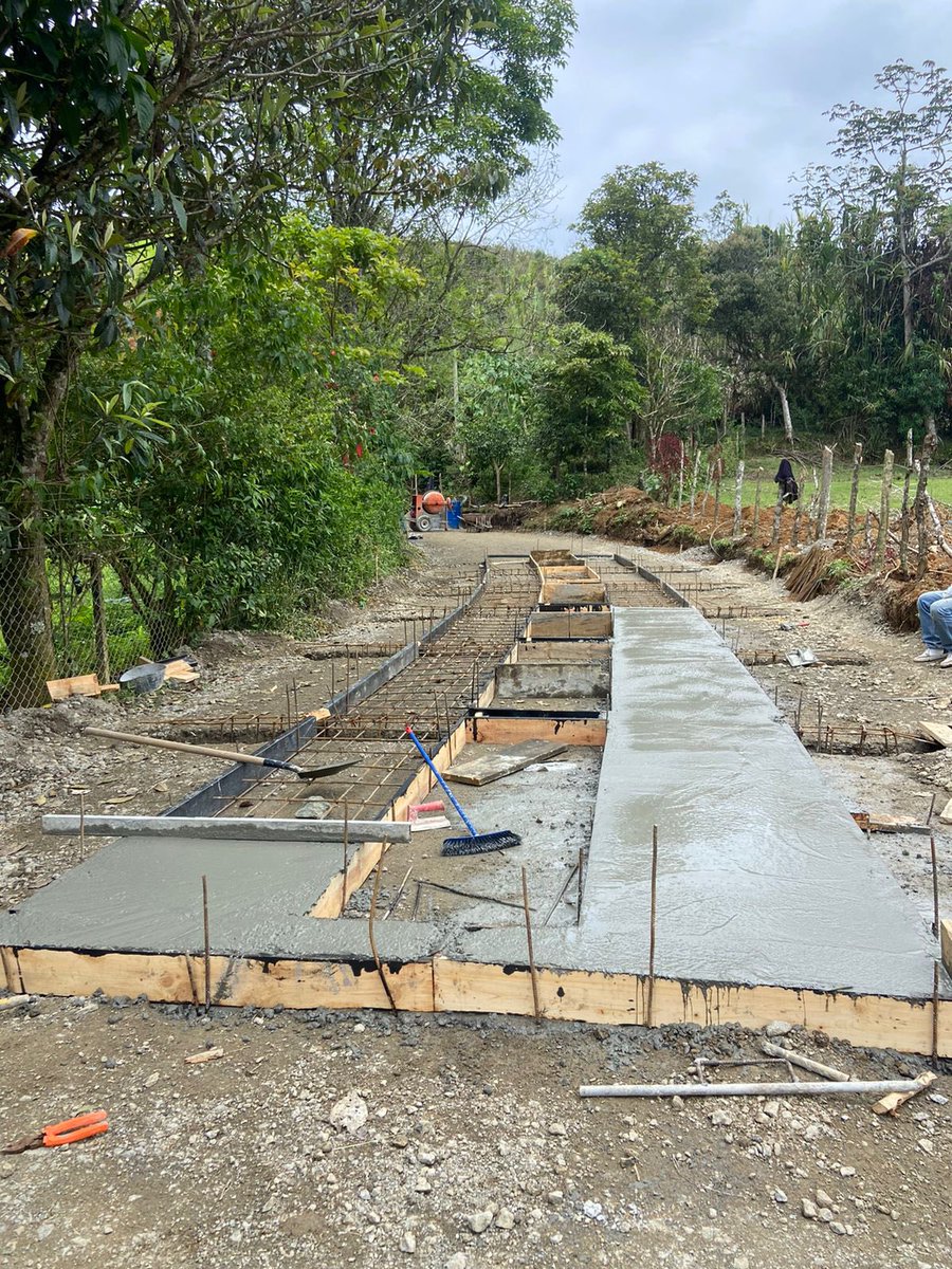 Perafanmaribel1's tweet photo. Iniciamos fundición de placa en concreto para la vía que comunica la honda, veraneras, Guayabal, a pesar del clima con gran avance, de gran impacto en calidad de vida, movilidad, valorización de predios, de verdad un gran avance. #diciendoyhaciendoycumpliendo https://t.co/yR03kiFn1q